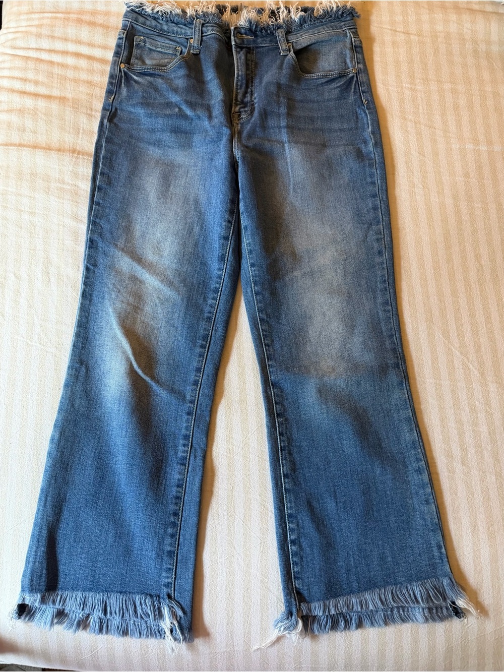 Risen-Frayed-Hem Wide Leg Jeans in Medium Blue